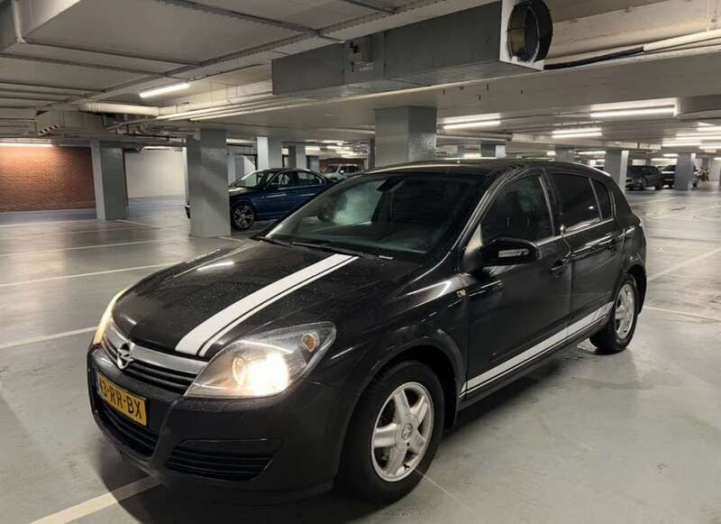 Zwart Gebruikt 2005 Opel Astra Elegance Hatchback | € 1.999 (Eerlijke prijs) - Afbeelding 1/4