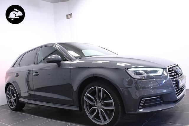 Grijs, metallic lak Gebruikt 2020 Audi A3 Sportback S-Line Hatchback | € 22.900 (Super prijs) - Afbeelding 1/4