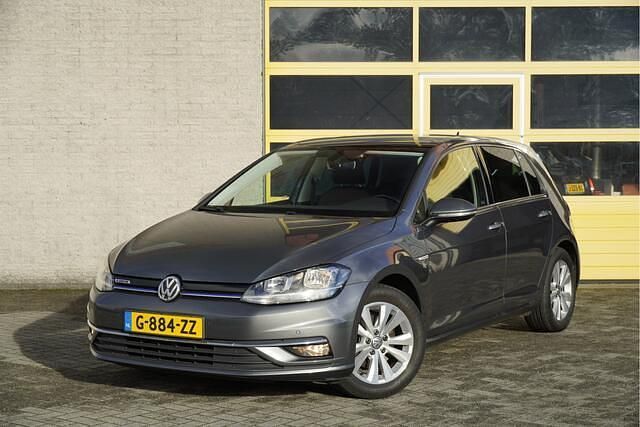 Grijs Gebruikt 2020 VW Golf VIII Highline Hatchback | € 14.950 (Eerlijke prijs) - Afbeelding 1/4