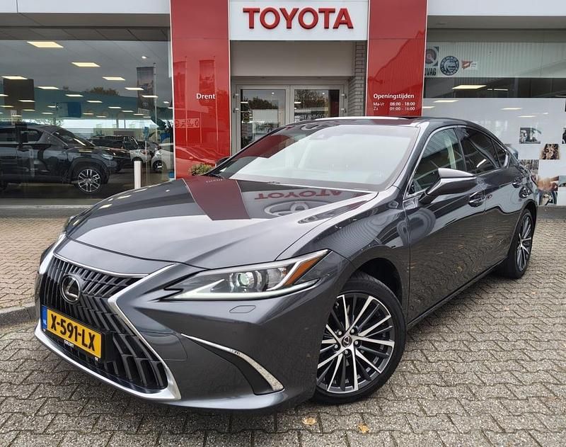 Grijs (metallic) Gebruikt 2023 Lexus ES300H Business Edition Sedan | € 42.995 (Super prijs) - Afbeelding 1/4