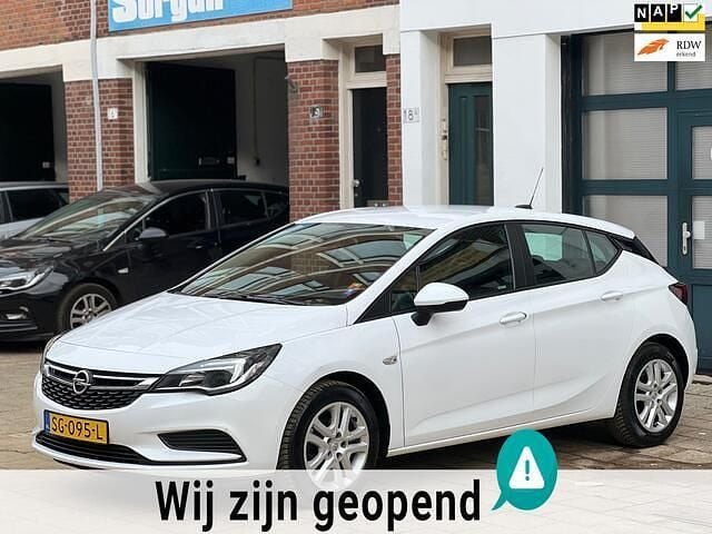 Wit Occasion 2018 Opel Astra Edition Hatchback | € 6.950 (Super prijs) - Afbeelding 1/4