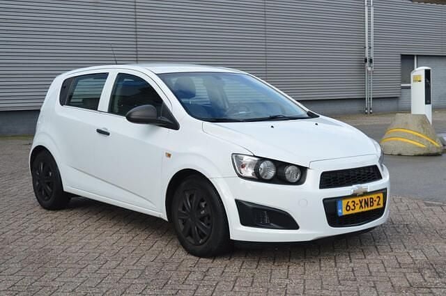 Wit Gebruikt 2012 Chevrolet Aveo LS Hatchback | € 2.999 (Goede deal) - Afbeelding 1/4