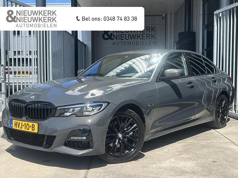 Grijs Gebruikt 2022 BMW 320 Executive Sedan | € 36.749 (Eerlijke prijs) - Afbeelding 1/4