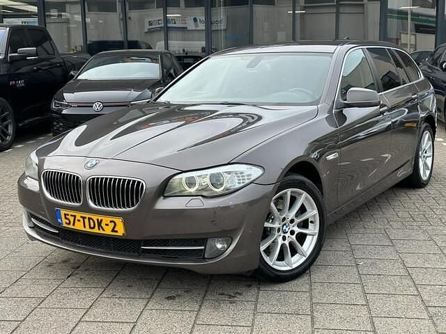 Bruin Gebruikt 2012 BMW 520 Executive Stationwagen | € 8.450 (Eerlijke prijs) - Afbeelding 1/4