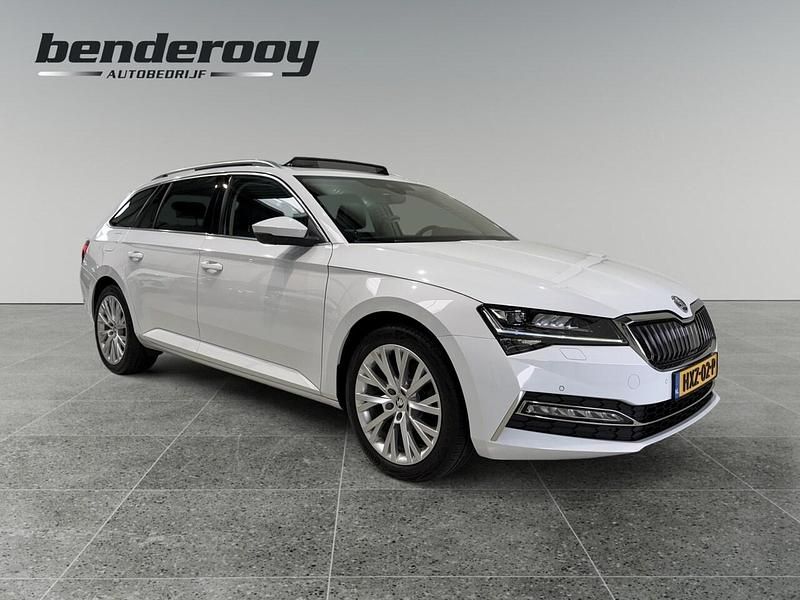 Wit (metallic) Occasion 2021 Skoda Superb Style Stationwagen | € 27.945 (Eerlijke prijs) - Afbeelding 1/4