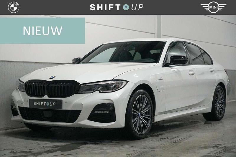 Wit Gebruikt 2020 BMW 330e M Sport Sedan | € 31.940 (Duur) - Afbeelding 1/3