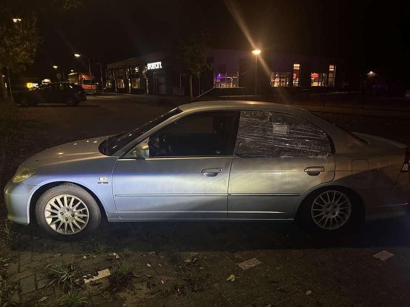 Grijs Gebruikt 2005 Honda Civic Sedan | € 950 - Afbeelding 1/4