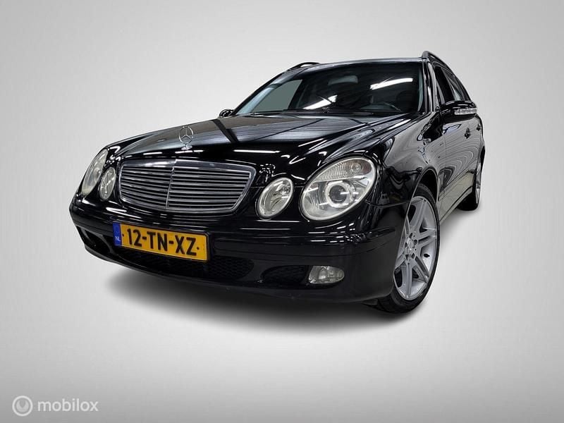 Zwart Gebruikt 2003 Mercedes E240 Avantgarde Stationwagen | € 5.750 (Eerlijke prijs) - Afbeelding 1/4