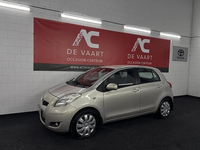 Beige Gebruikt 2009 Toyota Yaris Hatchback | € 4.999 (Eerlijke prijs) - Afbeelding 1/4