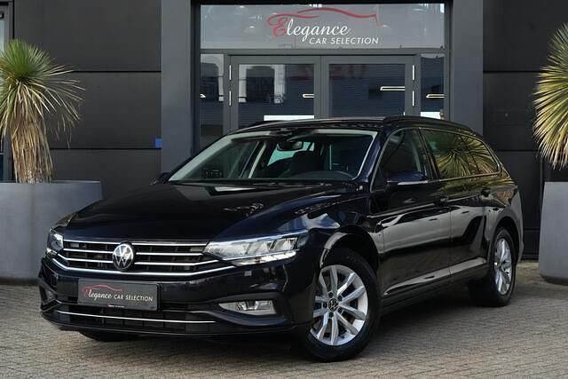 Zwart Gebruikt 2023 VW Passat Business Stationwagen | € 23.950 (Goede deal) - Afbeelding 1/4