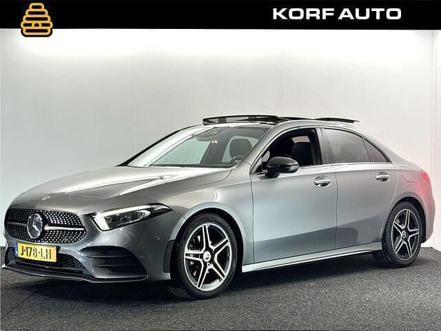 Grijs Gebruikt 2020 Mercedes A200 Business Sedan | € 22.800 (Eerlijke prijs) - Afbeelding 1/4
