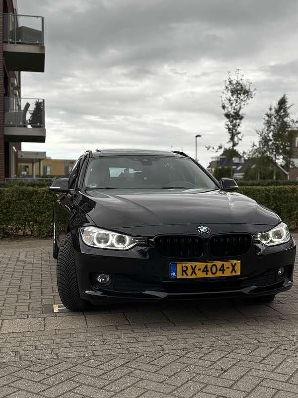 Zwart Gebruikt 2013 BMW 320 Executive Stationwagen | € 8.950 (Goede deal) - Afbeelding 1/4