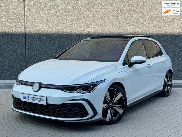 Wit Gebruikt 2021 VW Golf VIII GTE Hatchback | € 28.495 (Eerlijke prijs) - Afbeelding 1/4