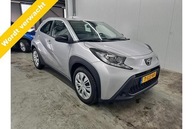 Grijs Gebruikt 2023 Toyota Aygo Play Hatchback | € 16.899 (Eerlijke prijs) - Afbeelding 1/4