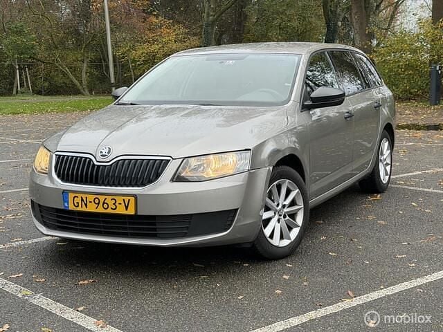 Geel Gebruikt 2014 Skoda Octavia Stationwagen | € 3.750 (Super prijs) - Afbeelding 1/4