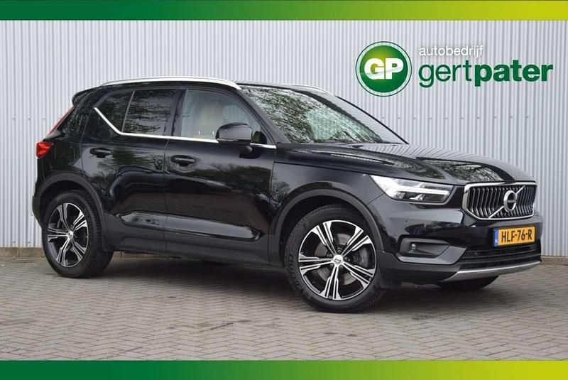Zwart Gebruikt 2021 Volvo XC40 Inscription SUV | € 27.900 (Super prijs) - Afbeelding 1/4