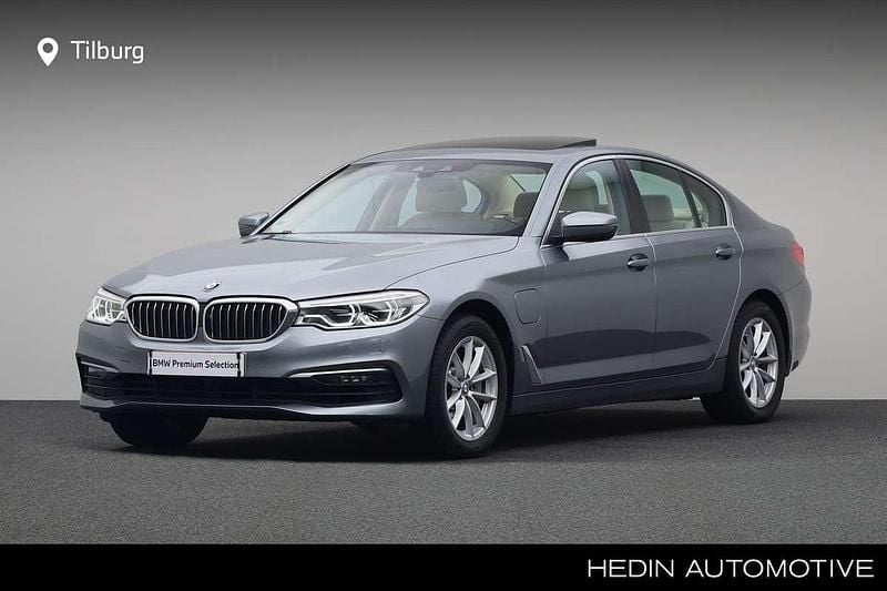 Grijs, metallic lak Gebruikt 2020 BMW 530 iPerformance Sedan | € 33.880 (Super prijs) - Afbeelding 1/4