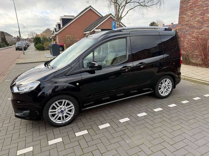 Zwart Gebruikt 2017 Ford Tourneo Courier Titanium MPV | € 7.500 (Super prijs) - Afbeelding 1/4