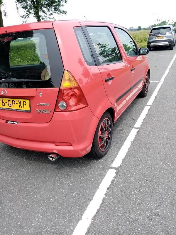 Rood Occasion 2001 Daihatsu Young Rv MPV | € 1.750 - Afbeelding 1/4