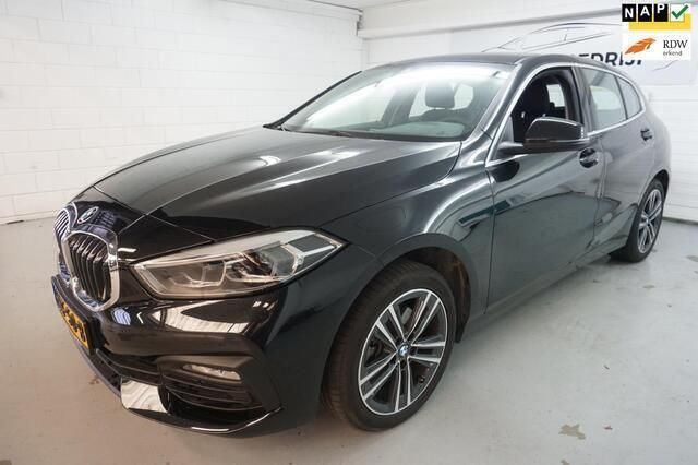 Zwart Gebruikt 2023 BMW 116 Hatchback | € 23.950 (Eerlijke prijs) - Afbeelding 1/4