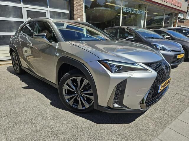 Grijs Gebruikt 2021 Lexus UX 250h Sport Line SUV | € 31.950 - Afbeelding 1/3