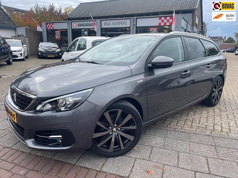 Grijs Gebruikt 2018 Peugeot 308 Allure Stationwagen | € 11.950 (Eerlijke prijs) - Afbeelding 1/4