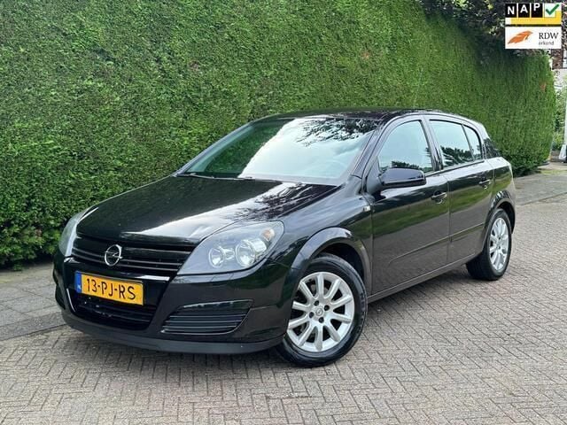 Zwart Gebruikt 2004 Opel Astra Hatchback | € 2.500 (Iets duurder) - Afbeelding 1/4