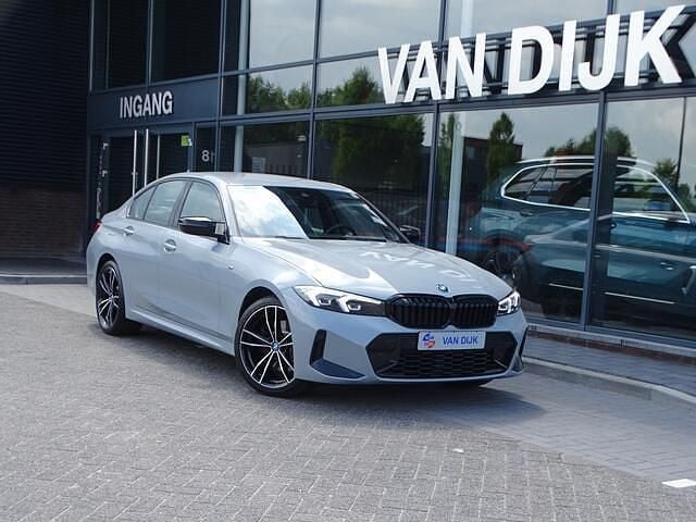 Grijs Gebruikt 2024 BMW 330 M Sport Sedan | € 43.850 (Goede deal) - Afbeelding 1/4