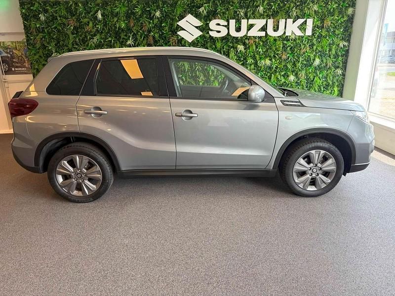 Grijs Gebruikt 2022 Suzuki Vitara SUV | € 24.900 (Eerlijke prijs) - Afbeelding 1/4