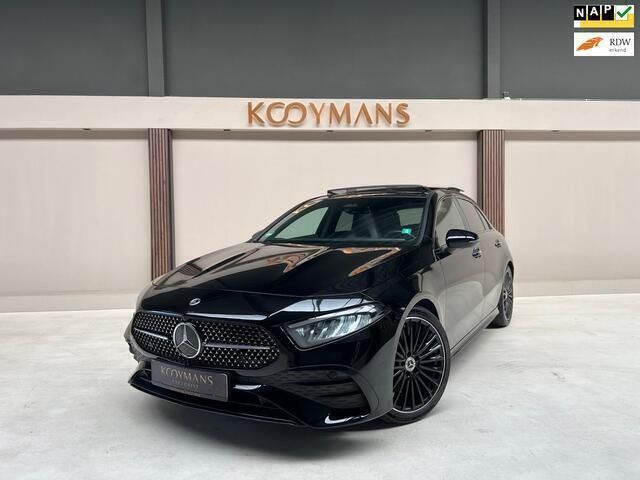 Zwart, metallic lak Gebruikt 2023 Mercedes A200 AMG line Hatchback | € 29.995 - Afbeelding 1/4