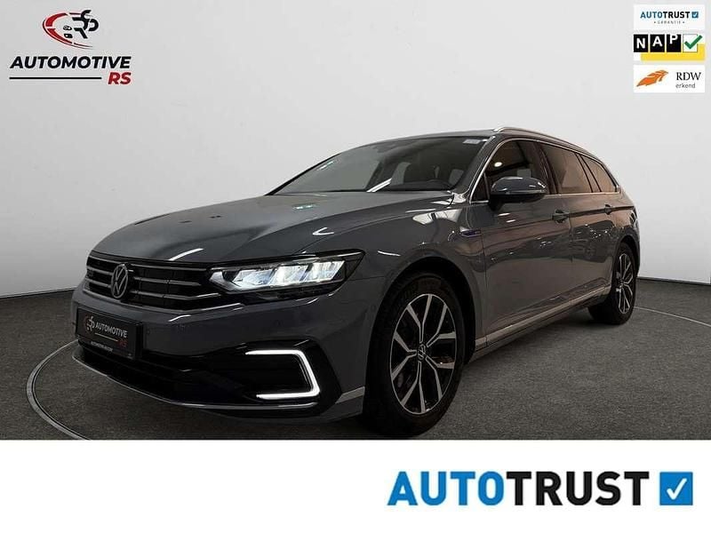 Grijs Gebruikt 2023 VW Passat Stationwagen | € 30.945 (Super prijs) - Afbeelding 1/4