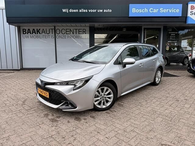 Grijs Gebruikt 2023 Toyota Corolla Hybrid Active Stationwagen | € 25.950 (Super prijs) - Afbeelding 1/4