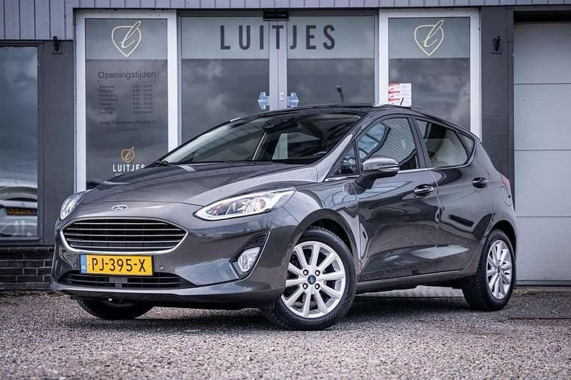 Grijs Gebruikt 2017 Ford Fiesta Titanium Hatchback | € 11.400 (Eerlijke prijs) - Afbeelding 1/4