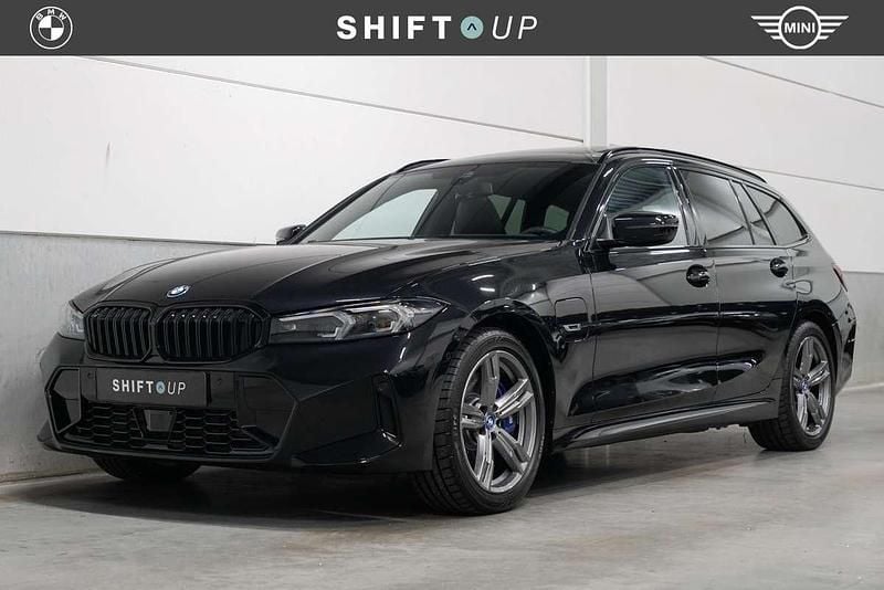 Zwart Gebruikt 2022 BMW 330e M Sport Stationwagen | € 41.940 (Duur) - Afbeelding 1/3