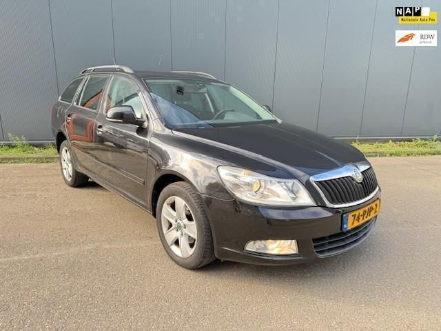 Zwart Gebruikt 2011 Skoda Octavia Business Line Stationwagen | € 2.950 (Goede deal) - Afbeelding 1/4