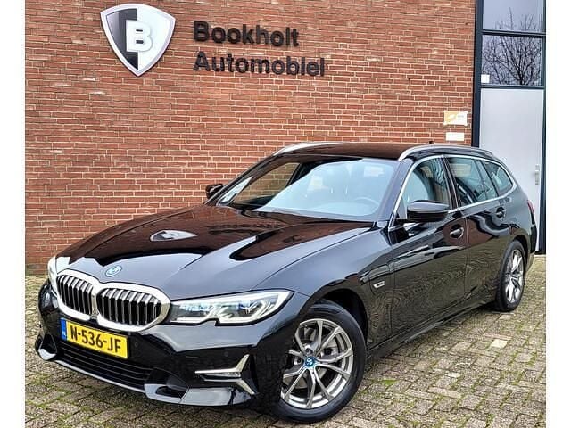 Zwart Gebruikt 2021 BMW 320 Luxury Line Stationwagen | € 24.500 (Goede deal) - Afbeelding 1/4