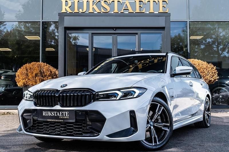 Wit Occasion 2023 BMW 330e M Sport Stationwagen | € 42.900 (Goede deal) - Afbeelding 1/4