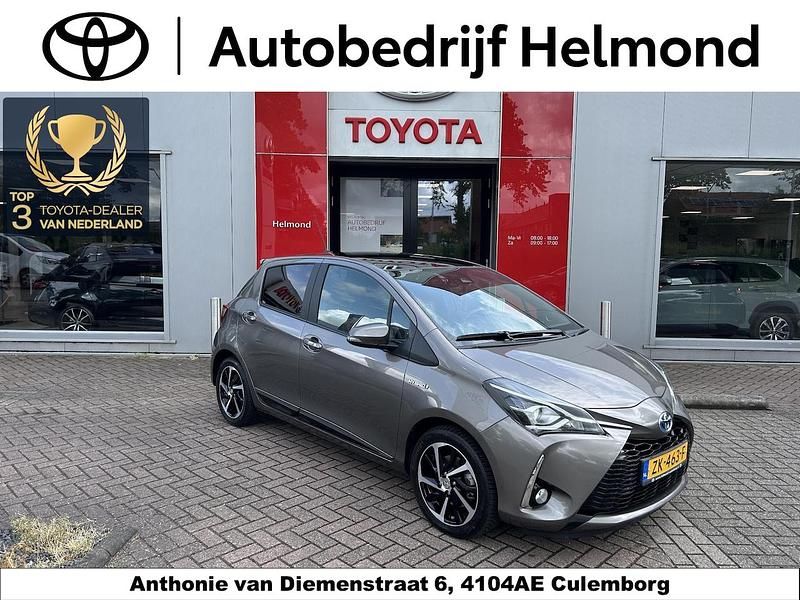 Grijs Gebruikt 2019 Toyota Yaris Hybrid Executive Hatchback | € 18.150 (Eerlijke prijs) - Afbeelding 1/4