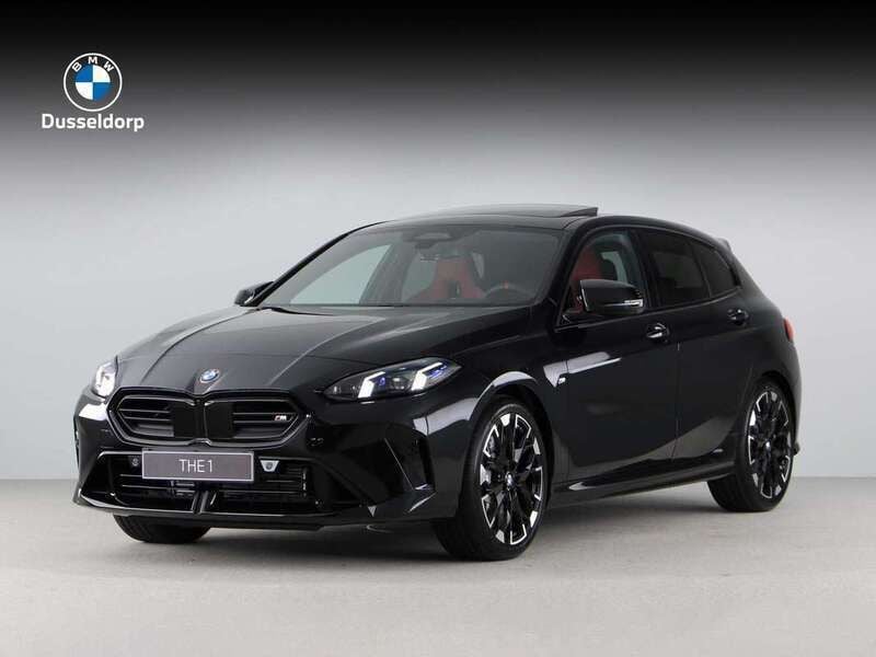 Zwart Nieuw 2024 BMW M135 Comfort Edition Hatchback | € 95.437 - Afbeelding 1/4