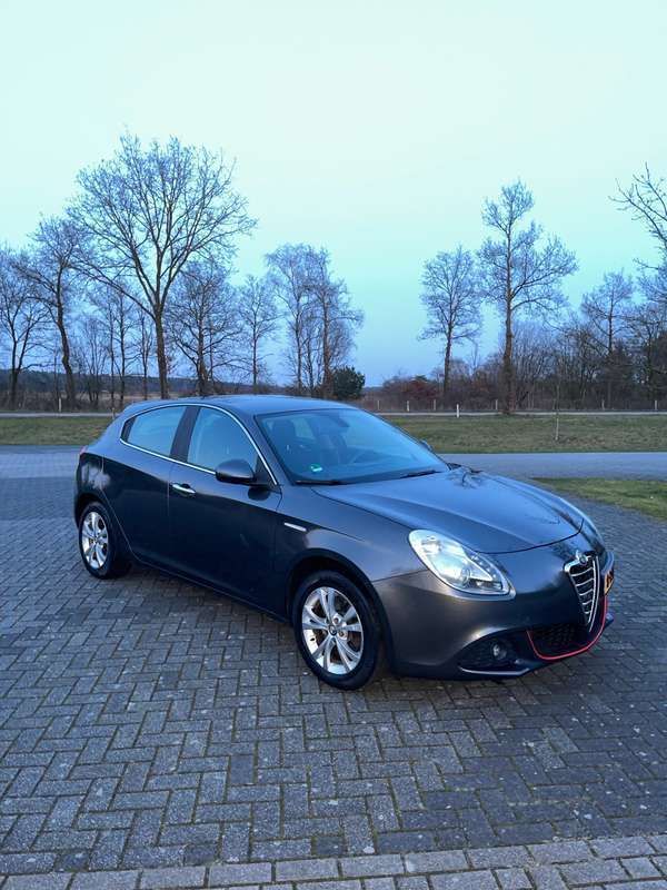 Grijs Gebruikt 2010 Alfa Romeo Giulietta Distinctive Hatchback | € 6.300 (Eerlijke prijs) - Afbeelding 1/4
