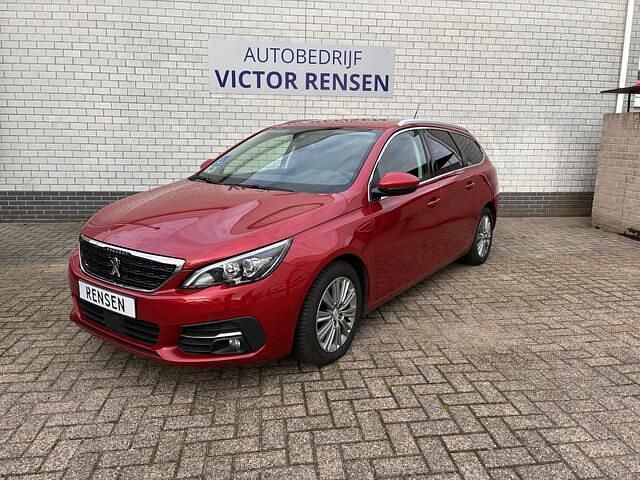 Rood (metallic) Gebruikt 2019 Peugeot 308 Allure Stationwagen | € 12.950 (Eerlijke prijs) - Afbeelding 1/4