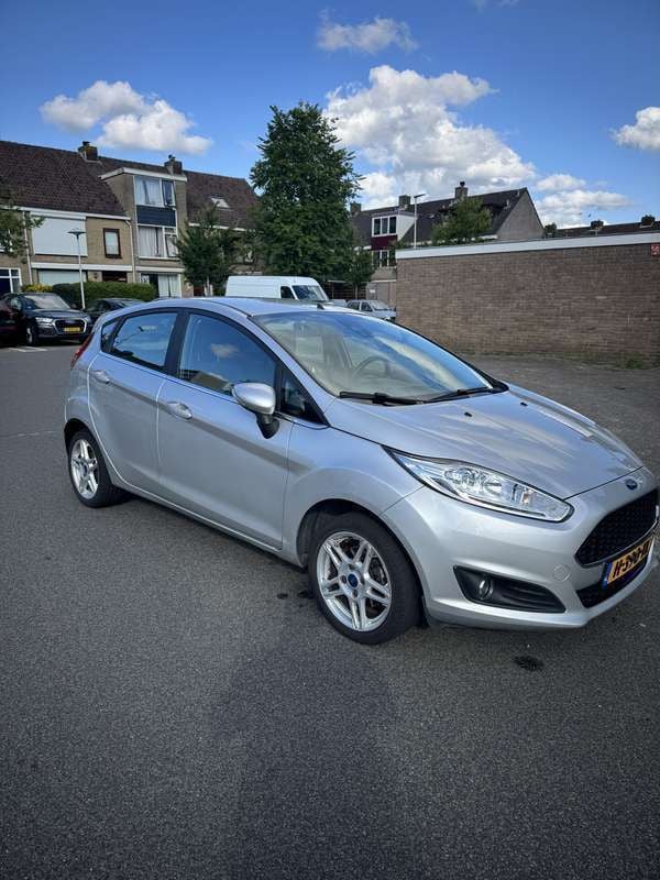 Grijs Gebruikt 2014 Ford Fiesta Titanium Hatchback | € 6.000 (Eerlijke prijs) - Afbeelding 1/4