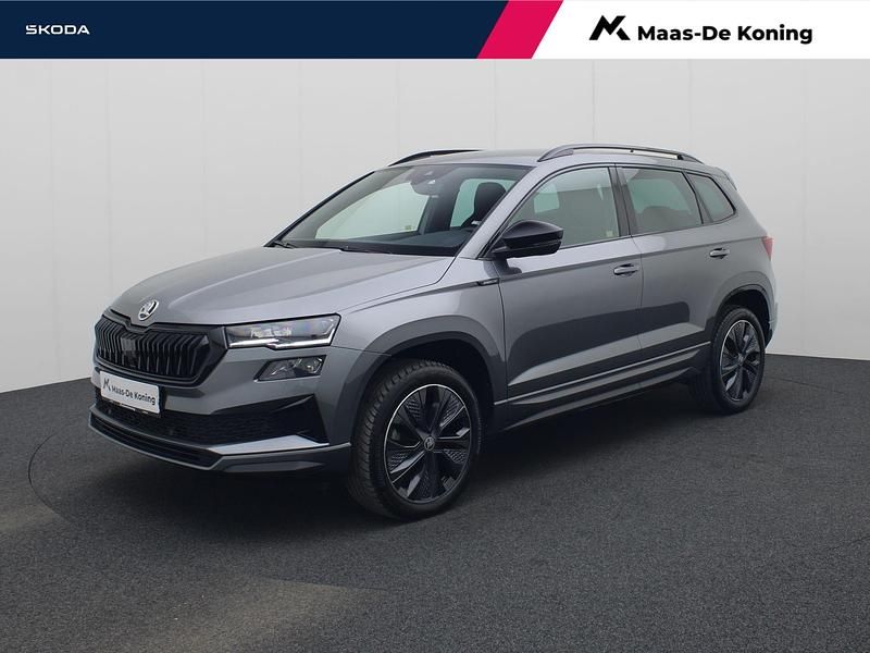 Grijs Occasion 2025 Skoda Karoq SportLine SUV | € 39.940 (Eerlijke prijs) - Afbeelding 1/4