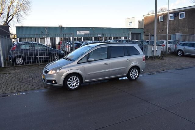 Grijs Gebruikt 2007 Opel Zafira Essentia MPV | € 2.450 (Eerlijke prijs) - Afbeelding 1/4