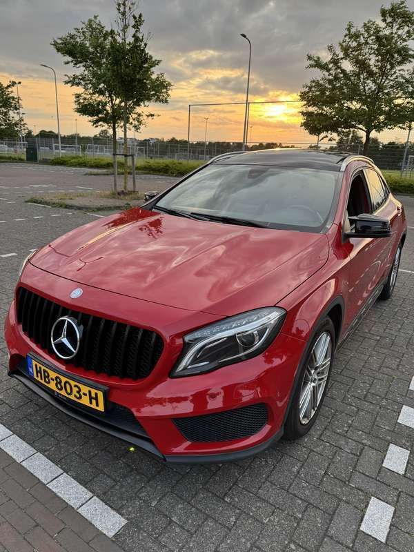 Rood Gebruikt 2015 Mercedes GLA180 AMG SUV | € 15.750 (Eerlijke prijs) - Afbeelding 1/4
