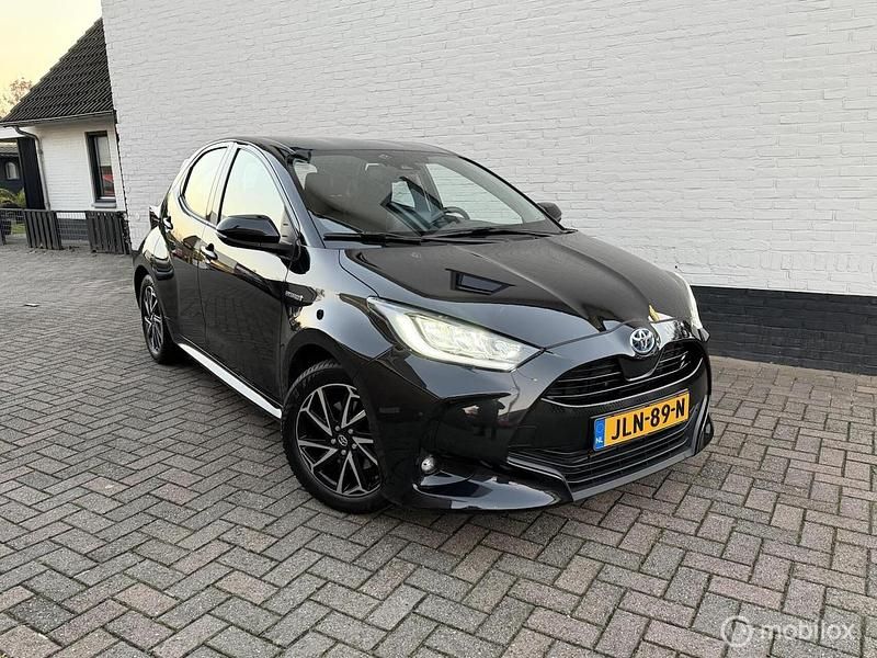 Zwart Gebruikt 2020 Toyota Yaris Hybrid Hatchback | € 18.995 (Eerlijke prijs) - Afbeelding 1/4