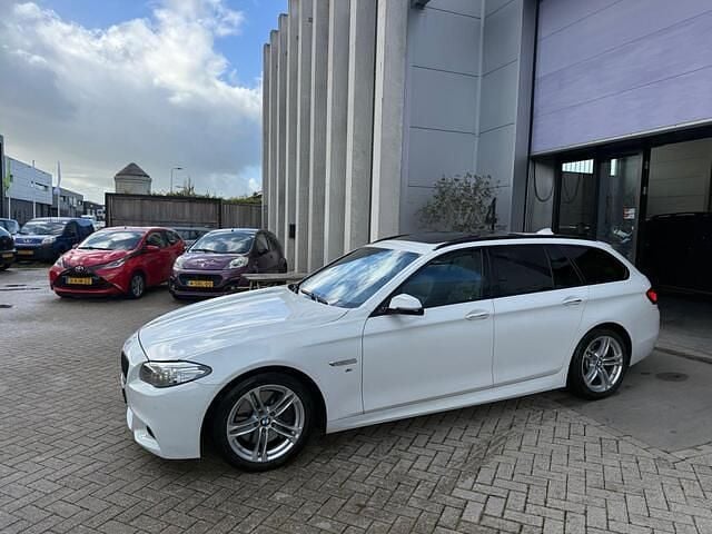 Wit Gebruikt 2015 BMW 530 M Sport Stationwagen | € 15.950 (Eerlijke prijs) - Afbeelding 1/4