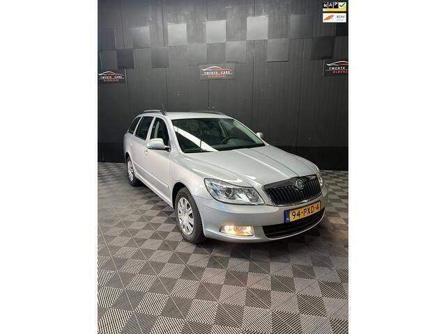 Grijs Gebruikt 2011 Skoda Octavia Ambition Stationwagen | € 2.450 (Super prijs) - Afbeelding 1/4