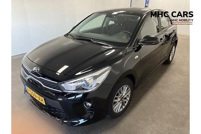 Zwart Gebruikt 2020 Kia Rio Hatchback | € 15.900 (Goede deal) - Afbeelding 1/4