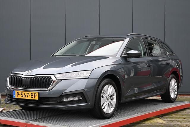 Grijs Occasion 2022 Skoda Octavia Business Line Stationwagen | € 21.950 (Eerlijke prijs) - Afbeelding 1/4